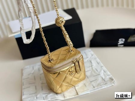 شنطة شانيل عودي ( بحجمين )