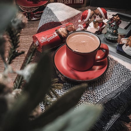 سكارف خفيف باللون الازرق والاحمر