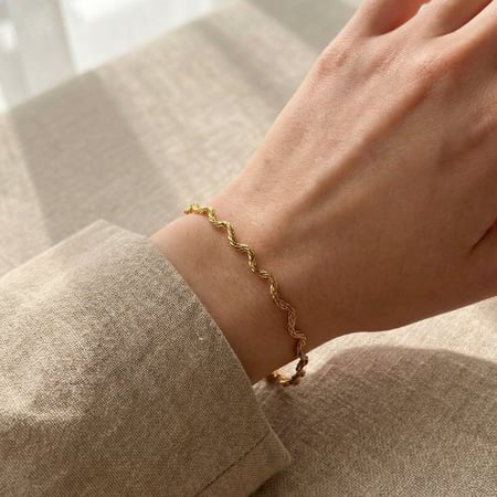 [B036] اسوارة مموجة باللون الذهبي