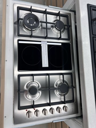 POMPE  موقد غاز 90 سم 4 شعلة + 2 عین كھرباء زجاج سیرامیك أسود  شبك ثقیل - شعلة ثلاثیة - اشعال ذاتي كھربائي  صمام أمان - مفاتیح جانبیة صنع في ایطالیا