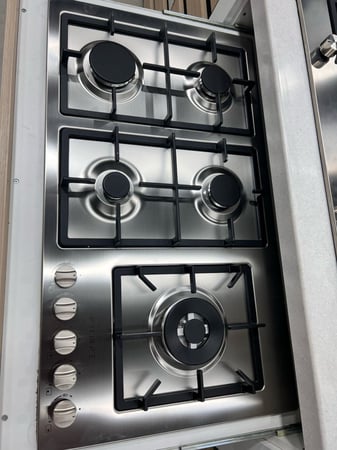 POMPE   موقد غاز 90 سم 5 شعلة - شبك ثقیل شعلة جانبیة ثلاثیة - اشعال ذاتي كھربائي صمام أمان - مفاتیح أمامیة صناعة إيطالي