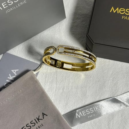 اسوارة M ذهبية