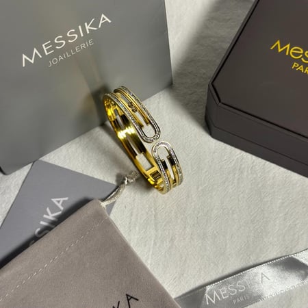 اسوارة M ذهبية