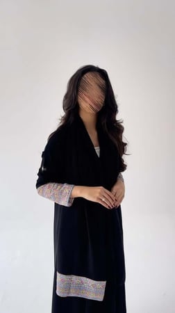 تفاصيل أكمام عباية نقاء البهاء بتطريز شيفون فاخر – عبايات خمائل