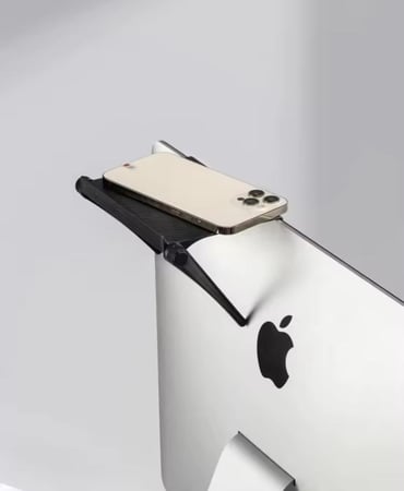 رف أنيق مصنوع من ألياف الكربون مصمم ليتم تثبيته في الجزء العلوي من التلفزيون يوفر مساحة ملائمة لوضع أجهزة الوسائط مثل صناديق البث أو أجهزة التوجيه أو وحدات التحكم في الألعاب مما يساعد في إزالة الفوضى من منطقة الترفيه الخاصة بك.