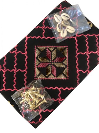 برسيس خامة مخمل ممتاز مبطنة مع جيب خلفي لوضع الاحجار والصدف