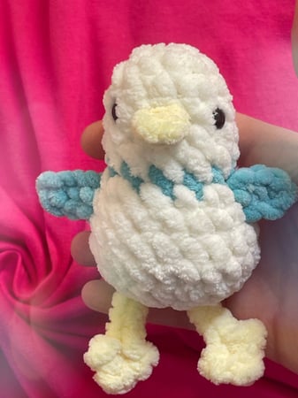 دمية بطة بأجنحة زرقاء كروشيه