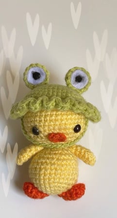 دمية بطة بقبعة ضفدع كروشيه