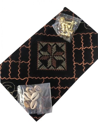 برسيس خامة مخمل ممتاز مبطنة مع جيب خلفي لوضع الاحجار والصدف