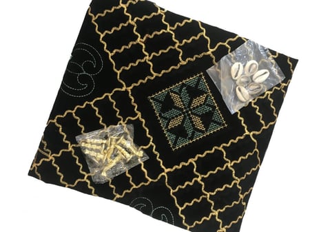 برسيس خامة مخمل ممتاز مبطنة مع جيب خلفي لوضع الاحجار والصدف