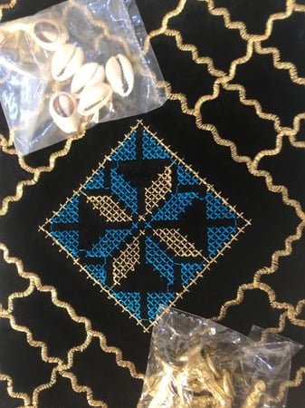 برسيس خامة مخمل ممتاز مبطنة مع جيب خلفي لوضع الاحجار والصدف