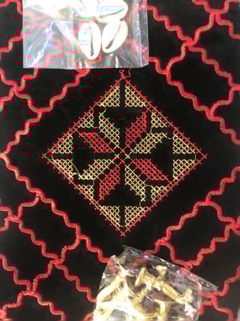 برسيس خامة مخمل ممتاز مبطنة مع جيب خلفي لوضع الاحجار والصدف