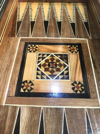 شطرنج وطاولة خشب موزاييك يدوي مع الأحجار مقاس 30*30 سم