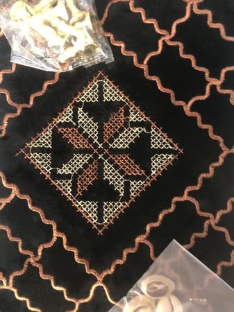 برسيس خامة مخمل ممتاز مبطنة مع جيب خلفي لوضع الاحجار والصدف