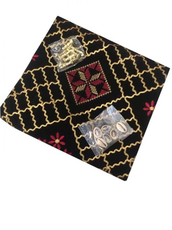 برسيس خامة مخمل ممتاز مبطنة مع جيب خلفي لوضع الاحجار والصدف