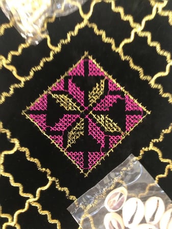 برسيس خامة مخمل ممتاز مبطنة مع جيب خلفي لوضع الاحجار والصدف