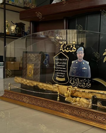 درع ترقية ضابط عسكري ملكي مع سيف وتخصيص الاسم