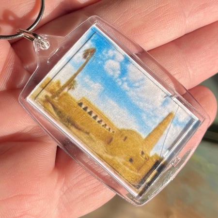 ميداليات على شكل الابواب النجدية