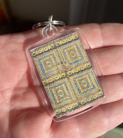 ميداليات على شكل الابواب النجدية