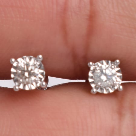 حلق الماس-وزن الذهب 0.5-وزن الماس 0.260-عيار 18