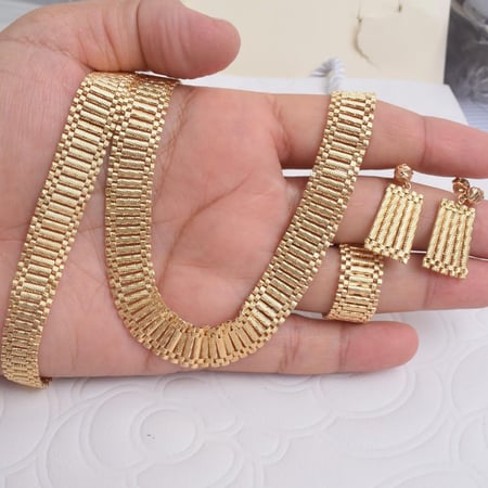 طقم ذهب - الوزن 62.81 G- عيار 21