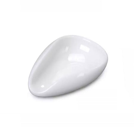 صحن سيراميك ابيض مثلث لجمع البن ووزن القهوة