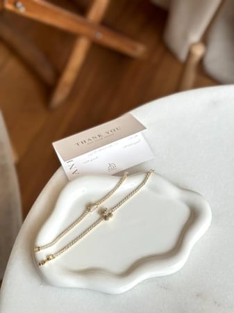 اساور ناعمة مزينة بفصوص التنس