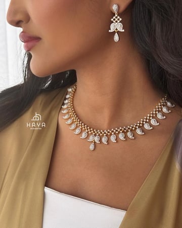 طقم فاخر جدا .. مطلي بالذهب .. ومزين بحبات الزريكون الأصلي (عقد + حلق)