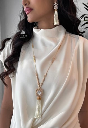 طقم فاخر.. بجمال الصدف والزريكون واللؤلؤ (سلسال طويل + حلق)