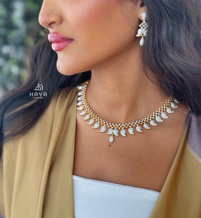 طقم فاخر جدا .. مطلي بالذهب .. ومزين بحبات الزريكون الأصلي (عقد + حلق)