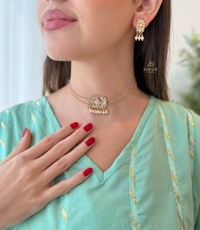 طقم مميز وناعم مطلي (عقد تشوكر + حلق)