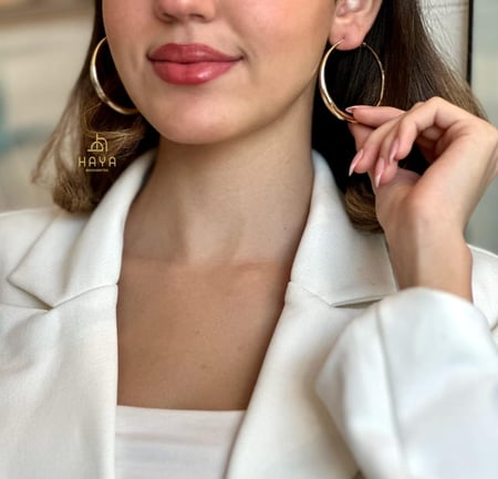 حلق موضة مطلي .. بحجم مميز في اللبس