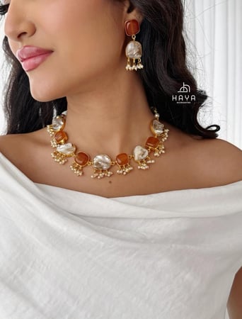 طقم فاخر بالاحجار الطبيعية واللؤلؤ الزراعي (عقد + حلق)