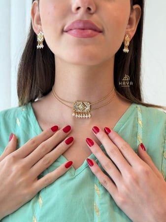 طقم مميز وناعم مطلي (عقد تشوكر + حلق)