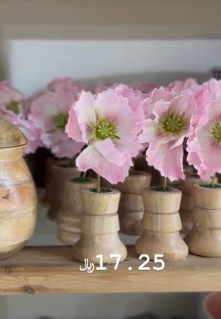 وردة شقائق النعمان بفازة خشب