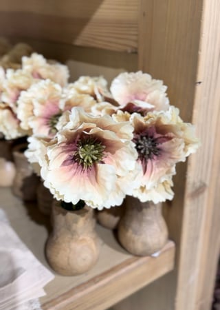 وردة شقائق النعمان بفازة خشب