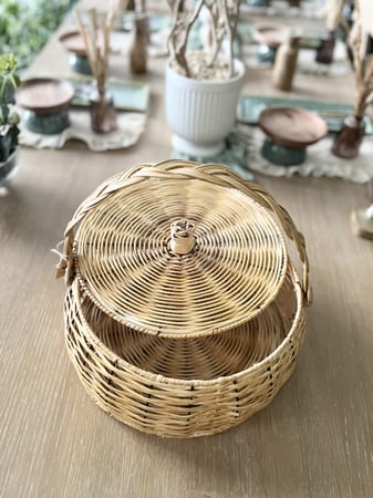 سلة خوص بغطاء