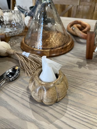 حامل مناديل خشبي