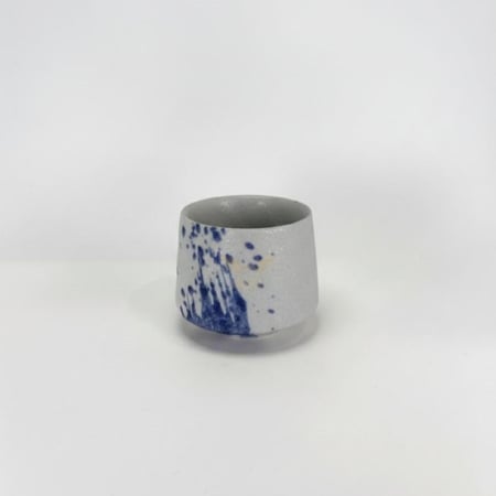 كوب سيراميك ابيض بقطرات زرقاء 180 مل