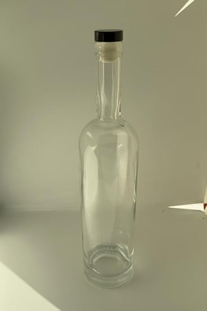 قارورة زجاج شفاف عالي الجودة و قاعدة سميكة حجم 750 مل (حبة)