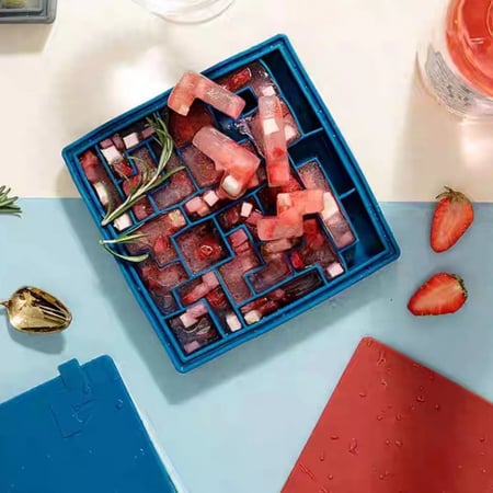 علبة مكعبات الثلج باللون الأزرق