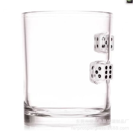 كوب زجاجي بقطعتي نرد