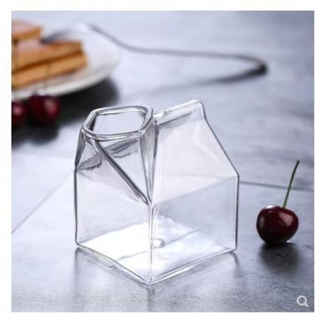 كوب زجاجي على شكل كرتون علبة الحليب