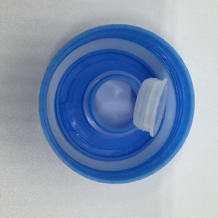 غطاء بلاستيك مع فتحة للقوارير الجالون البلاستيكية