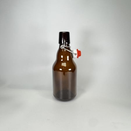 قارورة زجاجية عنبر اللون عالي الجودة و تتحمل ضغط الغاز العالي 330 مل بغطاء كبس