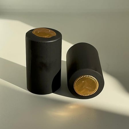 بلاستيك حراري (PVC) أسود لقفل علب الزجاج " شرنك" (100 حبه) بدون شريط فتح 33 مم
