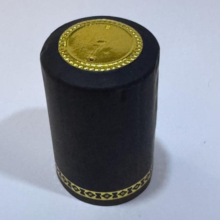 بلاستيك حراري (PVC) أسود مع شريط مذهب لقفل علب الزجاج " شرنك" (100 حبه) بدون شريط فتح 32 مم