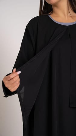 عباية مقفلة بقصة مفتوحة