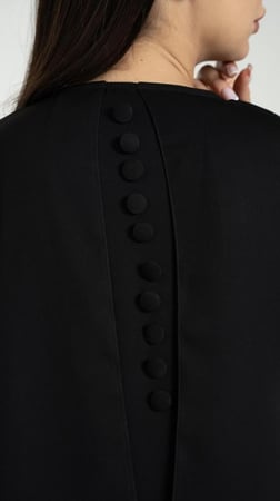 عباية مقفلة بقصة مفتوحة