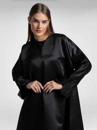 عباية سوداء لامعه باكمام شك